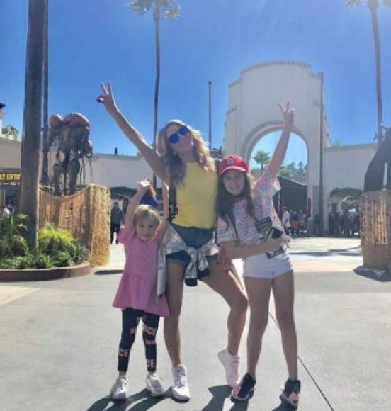 Geraldine luego se fue de paseo por la capital de Hollywood con sus hijas, Elissa y Miranda.