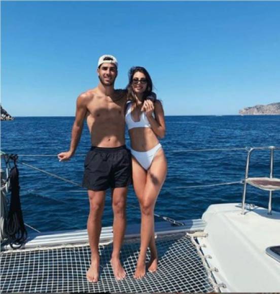 Marco Asensio, del Real Madrid, disfruta con su novia Sandra Garal del mar en sus días libres.