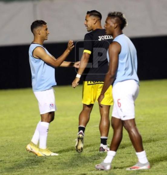 Alejandro Reyes, del Real España, saludando a José Mario Pinto, su excompañero en el Olimpia, hace unos meses.