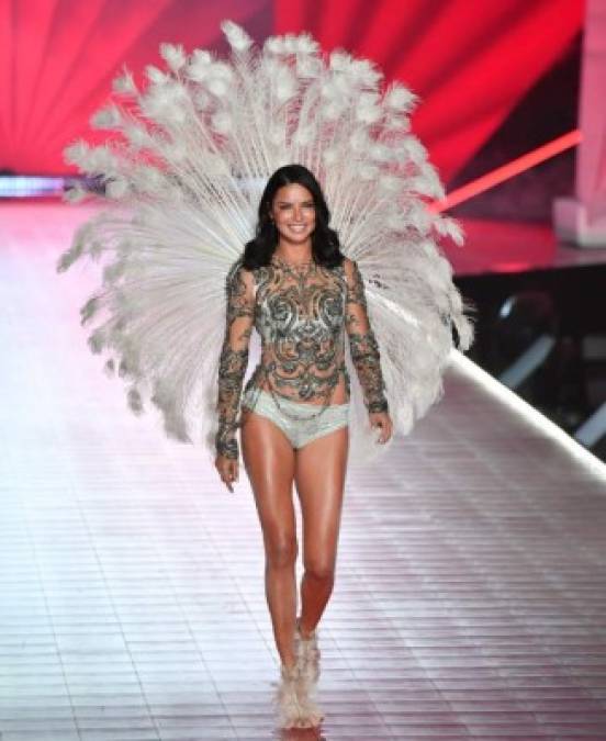 Brazilian model Adriana Lima walks the runway at the 2018 Victoria's Secret Fashion Show on November 8, 2018 at Pier 94 in New York City. - Every year, the Victoria's Secret show brings its famous models together for what is consistently a glittery catwalk extravaganza. It's the most-watched fashion event of the year (800 million tune in annually) with around 12 million USD spent on putting the spectacle together according to Harper's Bazaar. (Photo by Angela Weiss / AFP)
