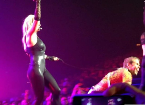 Britney Spears somete a Pérez Hilton durante show