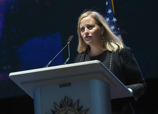 Alcaldesa renuncia tras admitir romance con guardaespaldas en EEUU