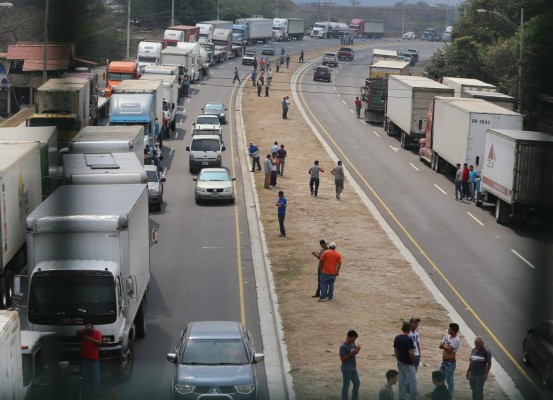Conductores de rastras bloquean la carretera CA-5 en Siguatepeque