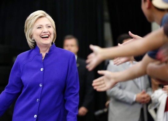 Clinton busca triunfo electoral para proclamar su candidatura, Sanders resiste