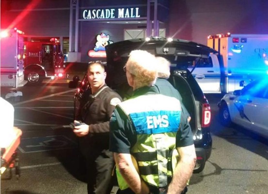 Aumentan a cinco los muertos en tiroteo en un centro comercial de EUA
