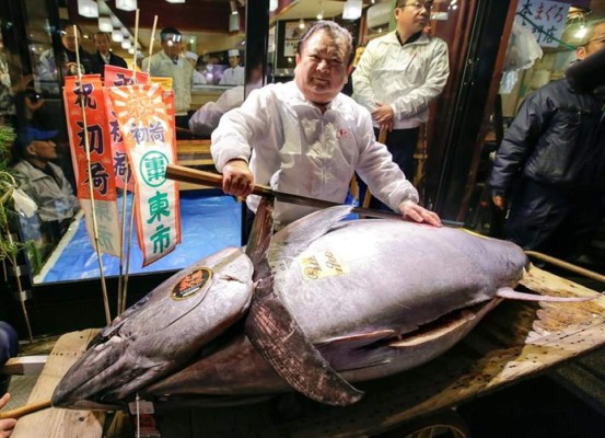 Un atún alcanza los 267.700 euros en la primera subasta del año en Tsukiji