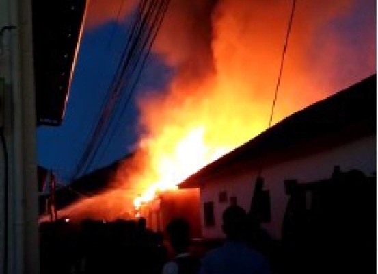 Incendio consume cuatro negocios en el centro histórico de Trujillo