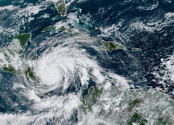 El Salvador declara alerta roja por el huracán Iota