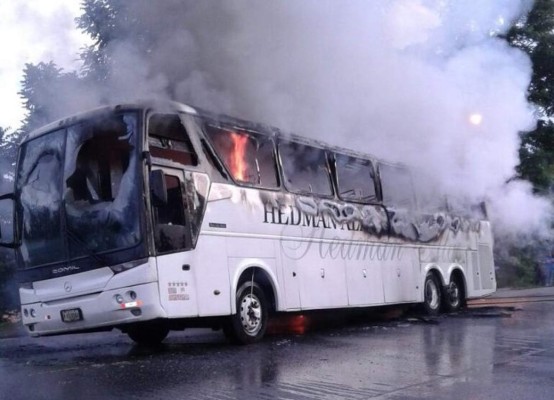 Incendian dos buses de transporte, uno en La Ceiba y otro en La Lima