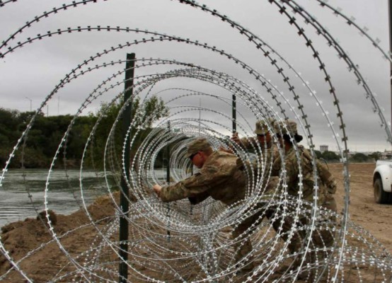 Tijuanenses se roban alambre de púas que mandó a colocar Trump en la frontera