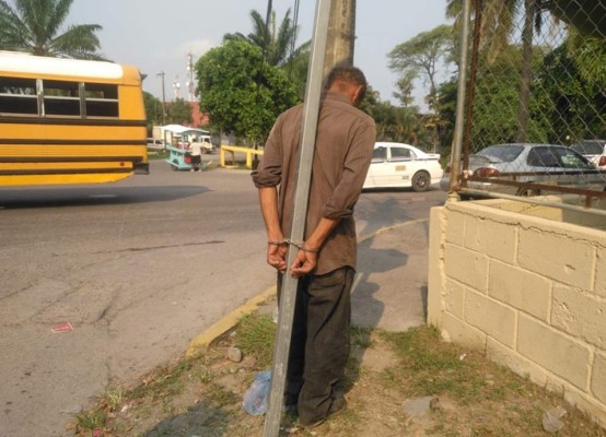 Supuesto ladrón es esposado a una señal de tránsito en La Ceiba