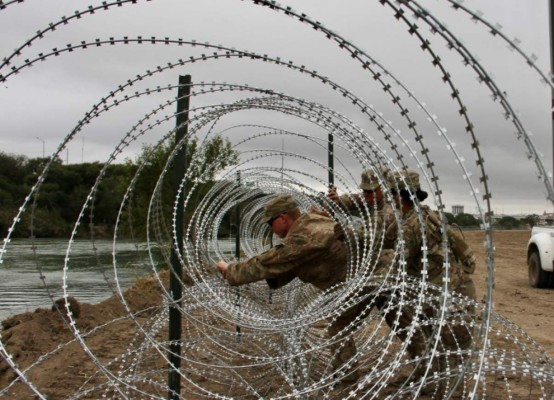 Militares de EEUU comienzan a retirar alambre de púas en frontera