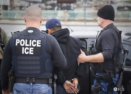 ICE arresta a 49 inmigrantes con delitos en una redada en EEUU