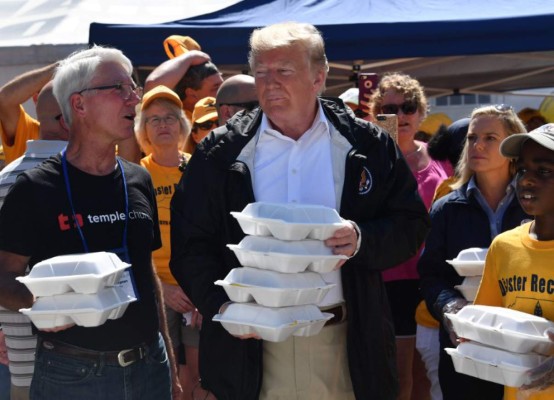 Trump visita las zonas devastadas por Florence en las Carolinas