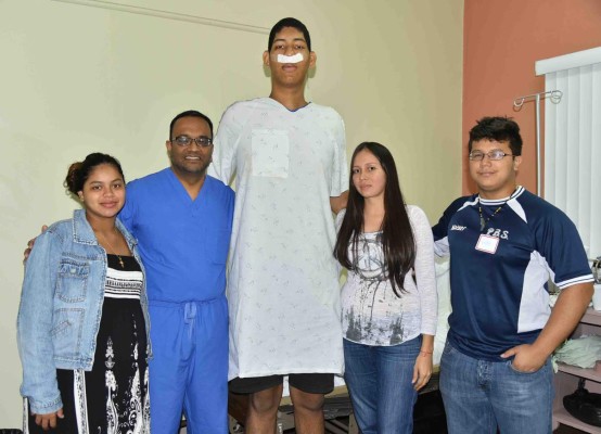 Joven más alto de Honduras es operado para impedir su crecimiento