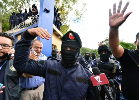 Members of the Honduran National Police Special Forces gather to announce they are holding a sit-down strike against work harassment and abuse of authority, following their request to stop repression against the Honduran people, in Tegucigalpa on June 19, 2019. - For the past two months, the Honduran police has been clashing with teachers, doctors and students who have been staging protests against the government of Honduran President Juan Orlando Hernandez for measures they say will privatize health and education services. (Photo by ORLANDO SIERRA / AFP)