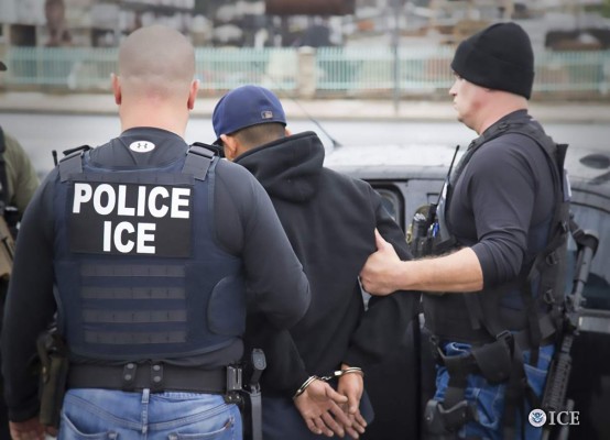 Arrestan a 248 inmigrantes en nuevas redadas en EUA