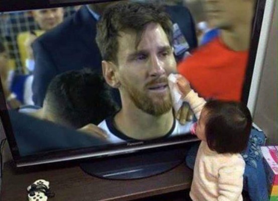 Niña japonesa seca las lágrimas a Leo Messi en la tv