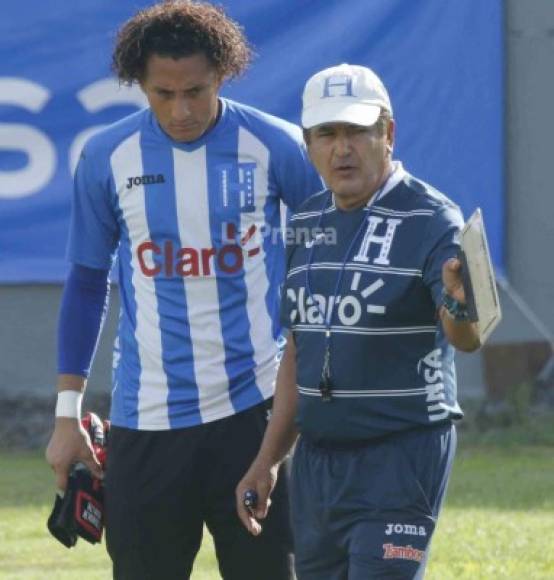 El portero Kevin Hernández conversó por unos minutos con Jorge Luis Pinto en el entreno de este martes.