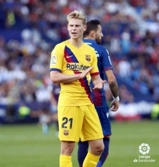 Frenkie de Jong animando a sus compañeros en el partido.