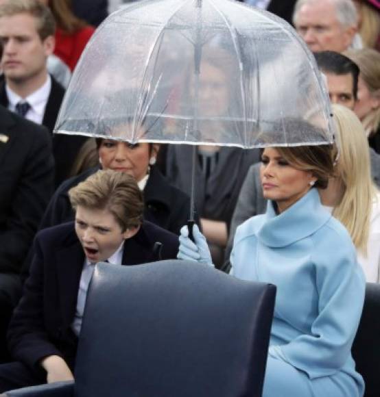 Melania se protegió de la lluvia que cayó sobre Washington mientras Trump daba su discurso.