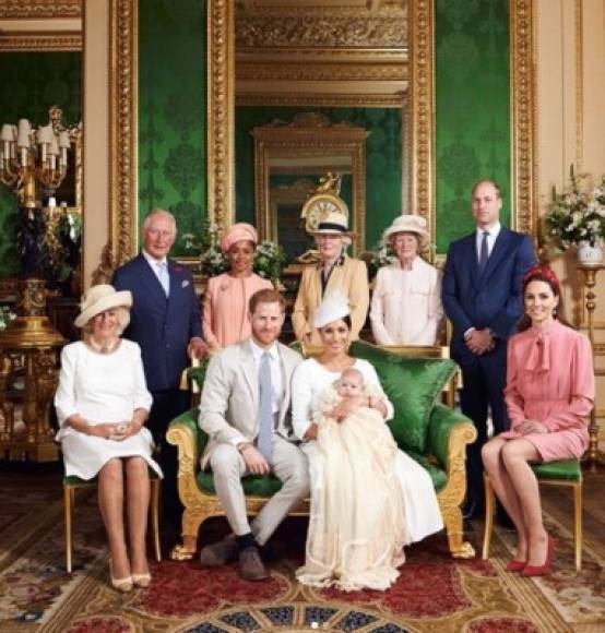 Meghan, de 34 años, y el príncipe Harry, de 37, posaron junto a la duquesa de Cornualles, el príncipe de Gales, Doria Ragland (mamá de Meghan Markle), Lady Jane Fellowes, Lady Sarah McCorquodale (hermanas mayores de Diana de Gales) y los duques de Cambridge.