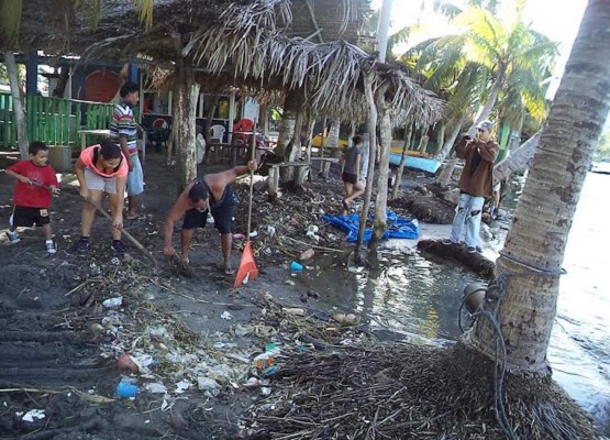 Playas de Puerto Cortés y Omoa otra vez inundadas de basura