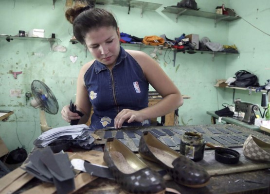 Mujeres revolucionan en la producción de calzado en San Pedro Sula