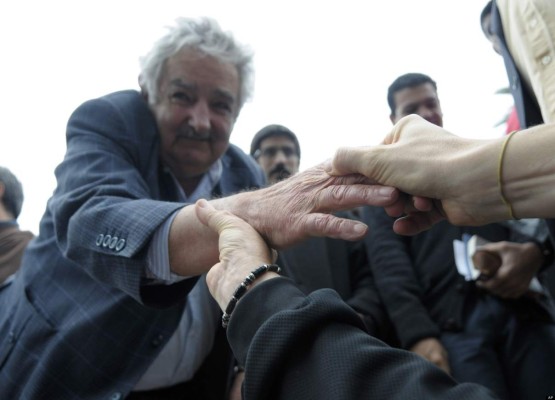 Mendigo le pide a Mujica que 'sea presidente toda su vida'