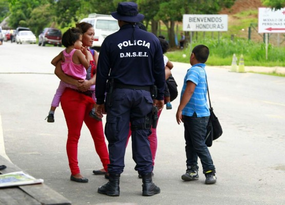 Unos 197 hondureños dejan el país a diario por frontera guatemalteca