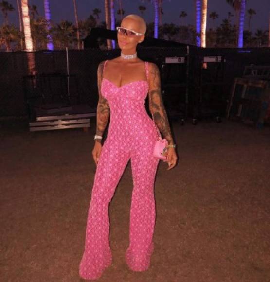 La cantante Amber Rose lució su figura con un Jumpsuit en color rosa que completó con accesorios a tono.