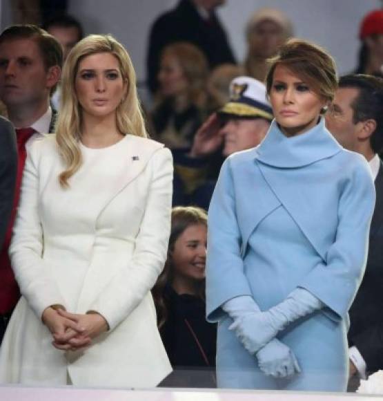 Los expertos de moda afirman que Melania revivirá el estilo de Jackie Kennedy, otra de las primeras damas más glamurosas de Estados Unidos. De igual manera, su hijastra Ivanka Trump, también ha despertado admiración en EUA.