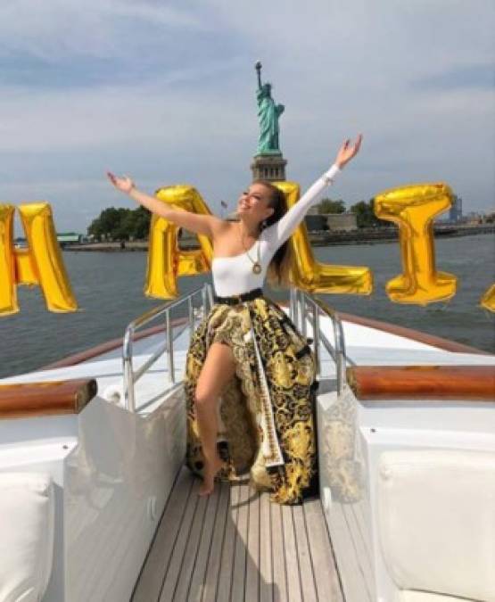 Thalía reveló que uno de sus sueños era ver Manhattan, Nueva York, desde sus afueras a bordo de un yate. Y su esposo se lo acaba de hacer realidad.