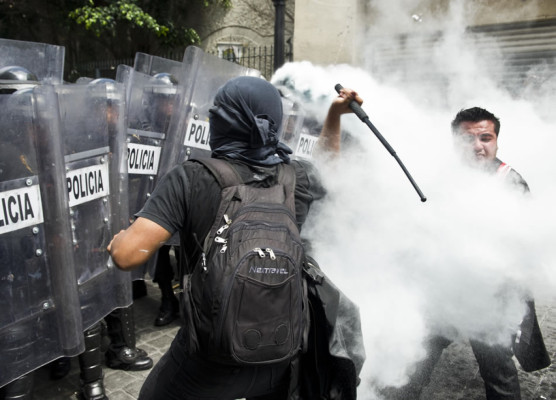 Miles de policías bloquean llegada de manifestantes al Congreso de México