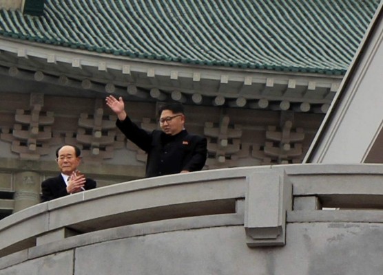 Corea del Norte muestra su orgullo nuclear en desfile masivo