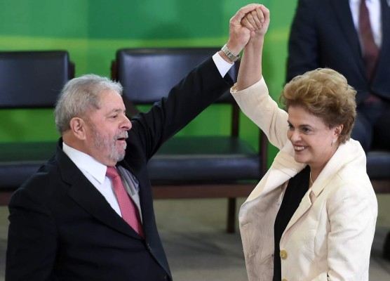 Al grito de '¡Vergüenza!', Lula asume como ministro de Rousseff
