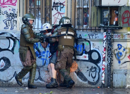 Rayos láser, el 'arma silenciosa' de los manifestantes en Chile