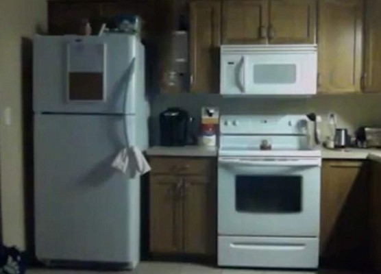 Hombre capta a un 'fantasma traveseando' en su cocina