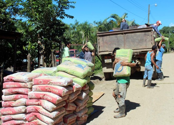 Familias pobres de Villanueva reciben ayuda para mejorar viviendas