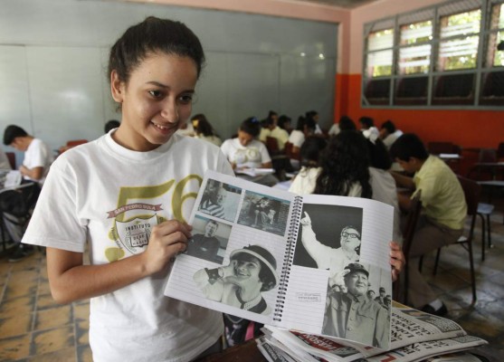 Jóvenes fascinados con fascículos de colección de LA PRENSA