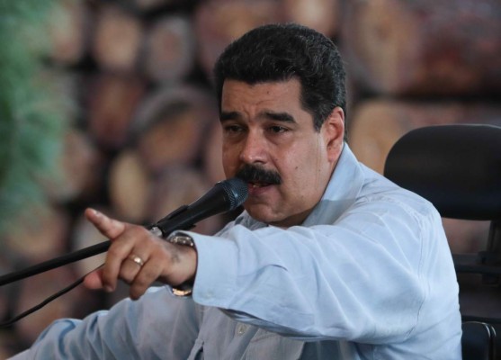 Maduro ordena despedir a funcionarios que firmaron revocatorio