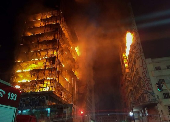 Edificio se derrumba en Sao Paulo tras incendio