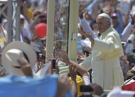 Papa Francisco bendice sin 'cobrar nada' en Ecuador