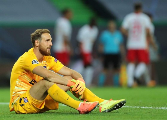 Atletico Madrid's Slovenian goalkeeper Jan Oblak reacts to Leipzig's second goal scored by US midfielder Tyler Adams during the UEFA Champions League quarter-final football match between Leipzig and Atletico Madrid at the Jose Alvalade stadium in Lisbon on August 13, 2020. (Photo by Miguel A. Lopes / POOL / AFP)