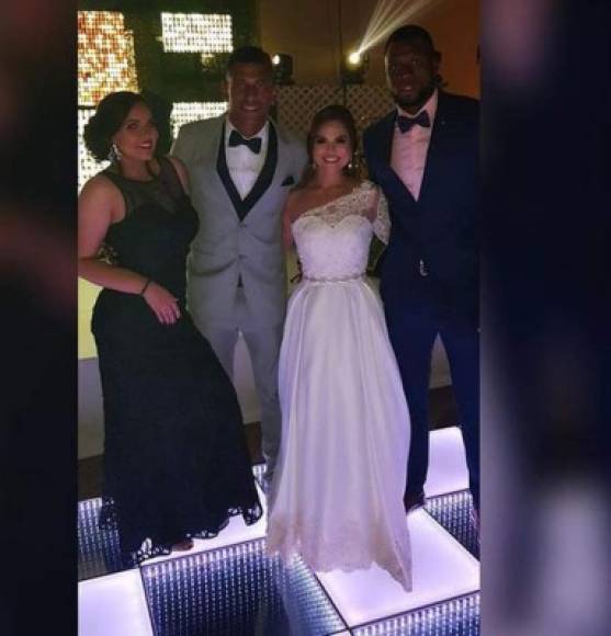 Yustin Arboleda y su esposa junto a los recién casados Carlo Costly y Karen Torres.