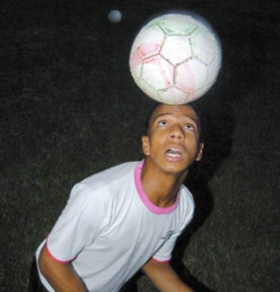 Jonathan Reyes, supuesto hijo de Carlos Pavón, jugó en 3 clubes en Honduras pero al no poder brillar se fue a los Estados Unidos en donde ahora trabaja.