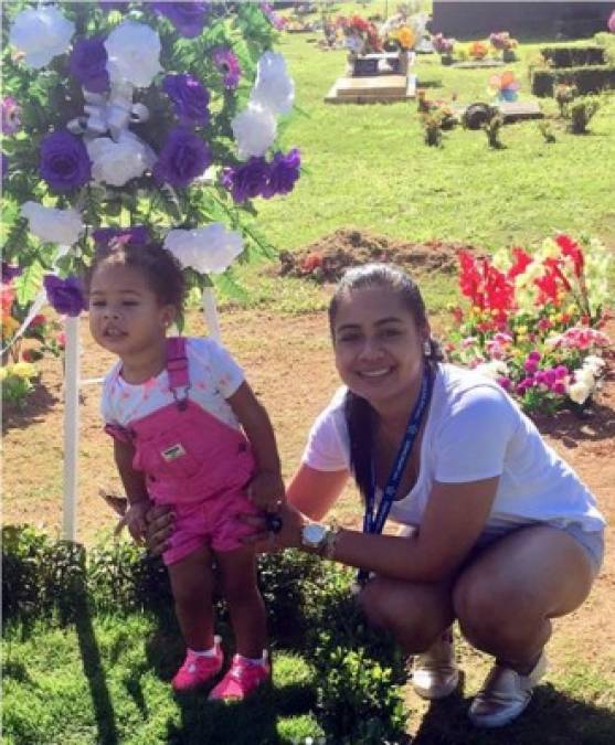 Vanessa lleva a su hija al cementerio a visitar la tumba de Arnold Peralta.