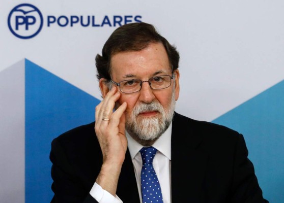 Rajoy ve 'absurdo' que Puigdemont quiera gobernar Cataluña desde el extranjero
