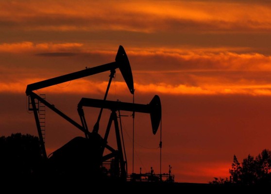 Precio del petróleo de Texas cae cerca del 6 % arrastrado por la Bolsa