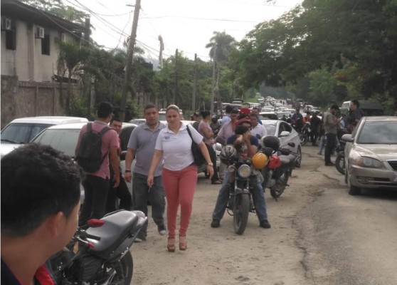 Conductores de buses y pobladores se toman carretera hacia Ticamaya